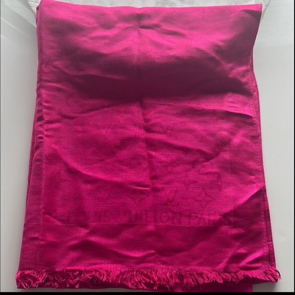 LOUIS VUITTON pink wool/silk wrap/scarf - Picture 11 of 12